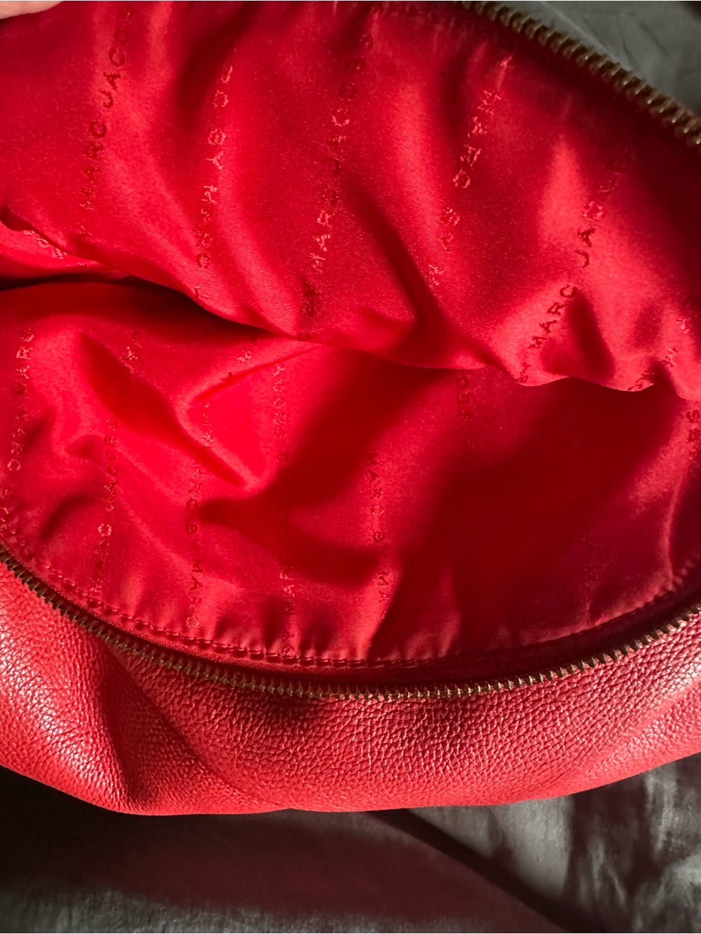Marc Jacobs Red Pebbled Leather Shoulder Bag with Gold Plaque - Picture 5 of 7